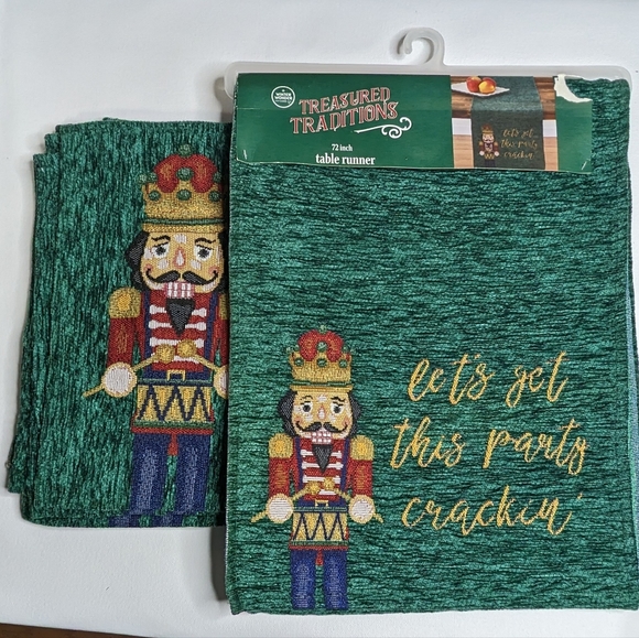 Christmas seasonal designed set of 4 placemats & 1 matching table runner E-2 - Picture 6 of 9